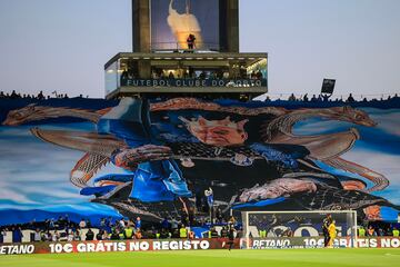 Pancarta en Do Dragão en homenaje a Pinto da Costa.