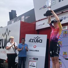 Vollering sigue dominando la Itzulia con autoridad