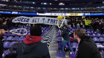 30/11/24 PARTIDO PRIMERA DIVISION
VALLADOLID - ATLETICO DE MADRID
SEGUIDORES DEL VALLADOLID PROTESTANDO AL PRESIDENTE RONALDO NAZARIO