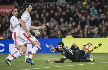 El jugador del Barcelona Luis Suárez marca el 1-0 al Eibar. 