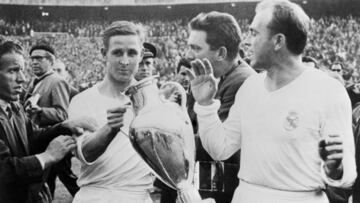 Kopa y Di St&eacute;fano posan con la segunda Copa de Europa del Real Madrid. 