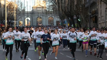 Miles de corredores despiden el año en Madrid en la 50 edición de la San Silvestre Vallecana.
