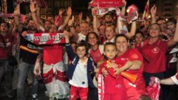 SEVILLISMO. La afición hispalense se echó a la calle para festejar el pase a la final.