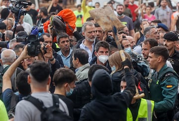 El Rey Felipe VI y el presidente de la Generalitat valenciana, Carlos Mazón, durante su visita a una zona afectada por la DANA, en Paiporta, Valencia.