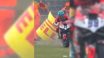 Piloteando su moto a gran velocidad, evitó caerse y el World SBK le aplaude.