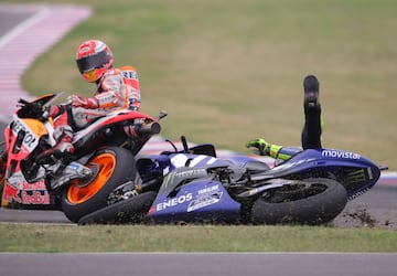 El de Honda ya había tocado a Aleix Espargaró mientras recuperaba posiciones porque había recibido un 'ride through' tras la salida. Al pasar a Rossi, le empujó. Fue sancionado con 30 segundos.