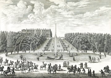 Durante el reinado de Luis XIV se llevó a cabo un proyecto hidráulico bastante ostentoso, el rey hizo instalar muchas fuentes en Versalles para canalizar el agua directamente desde el Sena hasta el palacio, creando un sistema de agua entubada solo para su residencia y sus fuentes. 