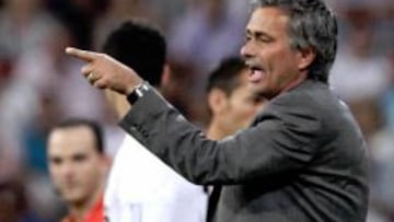 Mourinho dando instrucciones desde el banquillo