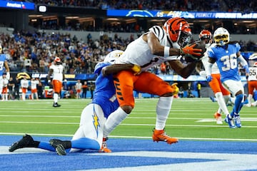 INGLEWOOD, CALIFORNIA - NOVEMBER 17: Ja'Marr Chase #1 of the Cincinnati Bengals catches a touchdown pass against Kristian Fulton #7 of the Los Angeles Chargers during the fourth quarter at SoFi Stadium on November 17, 2024 in Inglewood, California.   Ronald Martinez/Getty Images/AFP (Photo by RONALD MARTINEZ / GETTY IMAGES NORTH AMERICA / Getty Images via AFP)