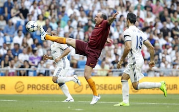 Baldo trata de controlar un balón.