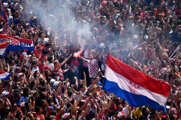 People gather for a "heroes' welcome" in tribute to Croatian national football team, after reaching the final at the Russia 2018 World Cup, at the Bana Jelacica Square in Zagreb, on July 16, 2018.  / AFP PHOTO / Andrej ISAKOVIC