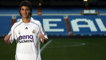 Argentinian football player Gonzalo Higuain poses during his presentation as Real Madrid&#039;s new player at Santiago Bernabeu stadium in Madrid, 21 December 2006. AFP PHOTO JAVIER SORIANO
 FICHAJE MERCADO DE INVIERNO PRESENTACION
 PUBLICADA 27/12/06 NA MA10 1COL
 PUBLICADA 02/01/07 NA MA04 1COL
 PUBLICADA 07/01/07 NA MA01 1COL