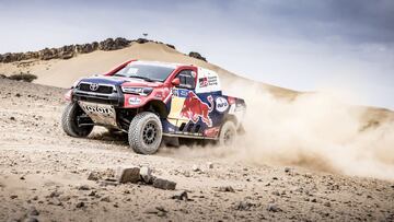 Nasser Al-Attiyah con el Toyota en Marruecos.