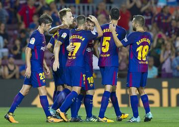 Los jugadores del Barcelona celebran el 1-0.