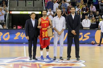 Homenaje a Juan Carlos Navarro. Jose Ramón Lete presidente del CSD, Juan Antonio San Epifanio 'Epi' ex-jugador de baloncesto y Jorge Garbajosa presidentede la FEB.