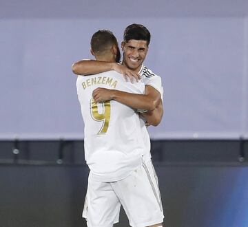 2-0. Marco Asensio celebró el segundo gol con Karim Benzema.