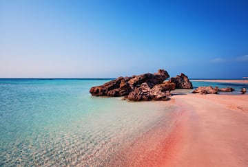 Elafonisi es una isla situada cerca de la esquina suroeste de la isla mediterránea de Creta, de la que forma parte administrativamente, en la unidad regional de La Canea.