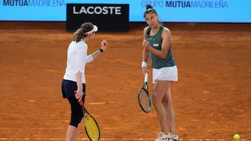 Cristina Bucsa y Sara Sorribes en el partido de dobles de hoy en Madrid.