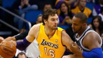 Pau Gasol intenta anotar ante Glen Davis.