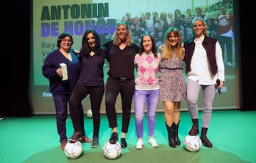 Goro, Nuri, Carmen, Pache, Maite e Irene, con el premio.






