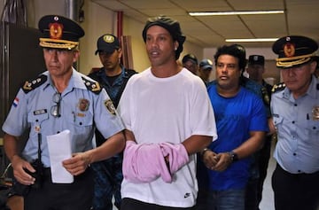 Ronaldinho (centre) and his brother Roberto Assis (second right) arrive in court in the Paraguayan capital of Asunción.