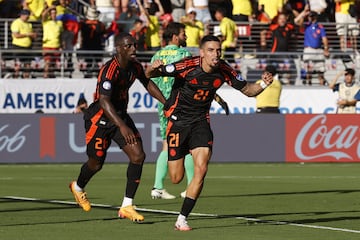 Santa Clara (United States), 02/07/2024.- Colombia defender Daniel Munoz (R) reacts after scoring a goal during the first half of the CONMEBOL Copa America 2024 group D soccer match between Brazil and Colombia, in Santa Clara, California, USA, 02 July 2024. (Brasil) EFE/EPA/JOHN G. MABANGLO
