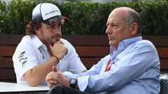 Fernando Alonso con Ron Dennis en 2017.