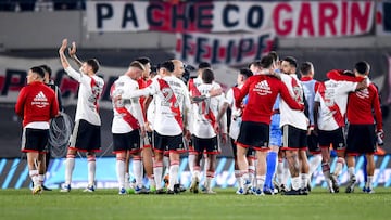 BUENOS AIRES, ARGENTINA - AUGUST 21: Juan Fernando Quintero (L) of River Plate celebrates with teammates after winning a Liga Profesional 2022 match between River Plate and Central Cordoba at Estadio Mas Monumental Antonio Vespucio Liberti on August 21, 2022 in Buenos Aires, Argentina. (Photo by Marcelo Endelli/Getty Images)
