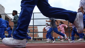 El colegio Parques de Bogotá será el primero en contar con una pista atlética sintética. En un evento liderado por la alcaldesa mayor, Claudia López, y la ministra de educación, María Victoria Angulo, este lunes fueron entregados dos instituciones educativas nuevas, articuladas con el SENA que atenderán en jornada única desde los grados de preescolar hasta once y beneficiarán a más de 2000 niños y niñas. (Colprensa - Camila Díaz)