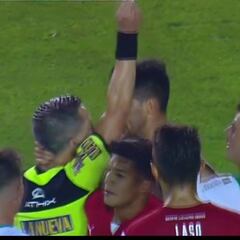 ¡Agarró del cuello al árbitro! El minuto de furia de Insaurralde