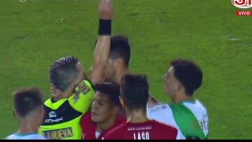 ¡Agarró del cuello al árbitro! El minuto de furia de Insaurralde