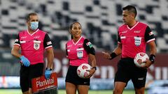 La asistente de árbitro, Cindy Nahuelcoy, durante el partido de Primera Division disputado en el estadio Monumental de Santiago, Chile.