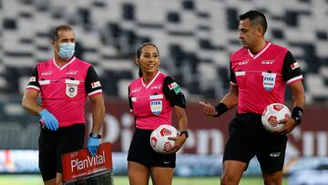 La asistente de árbitro, Cindy Nahuelcoy, durante el partido de Primera Division disputado en el estadio Monumental de Santiago, Chile.