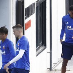 Charla intensa de Marcelino con Kondogbia en el entrenamiento