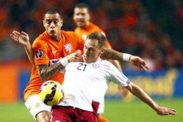 Holanda - Letonia. Gregory van der Wiel con Aleksejs Visnakovs.