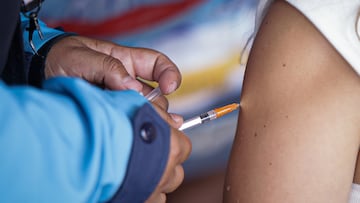 Bogotá. Abril 16 de 2025. En la Terminal de Transporte Salitre se adelanta una jornada de vacunación contra la fiebre amarilla, como respuesta al incremento de casos registrados en el país. La iniciativa busca prevenir la propagación del virus entre viajeros que ingresan a Bogotá o se desplazan hacia otras ciudades, especialmente ante el aumento del flujo de pasajeros durante la temporada de Semana Santa.(Colprensa - Cristian Bayona).