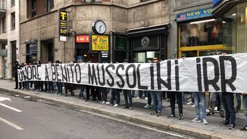 Los ultras del Lazio portaron con una pancarta en honor a Benito Mussolini.