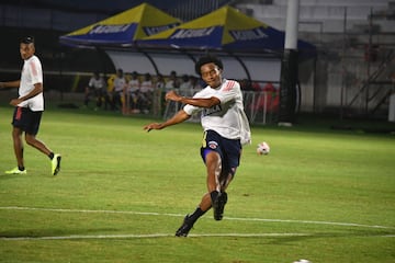 Cuadrado y los demás jugadores probaron definición con la vigilancia de Queiroz que los guiaba antes de cada remate. Los delanteros fueron los más exigidos, vale la pena recordar que los cinco atacantes que convocó el portugués llegan con gol en sus respectivos clubes.