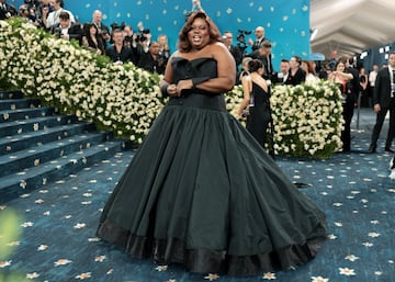 Alex Newell, actriz y cantante posando antes de la MET Gala 2025.