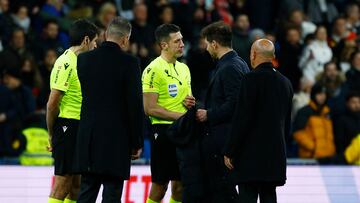 Simeone habla con Soto Grado tras el derbi.