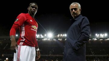 Pogba y Mourinho antes de un partido de Europa League en 2016