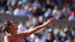 Belarus' Aryna Sabalenka serves to Russia's Mirra Andreeva during their women's singles quarter final match on Court Philippe-Chatrier on day eleven of the French Open tennis tournament at the Roland Garros Complex in Paris on June 5, 2024. (Photo by ALAIN JOCARD / AFP)