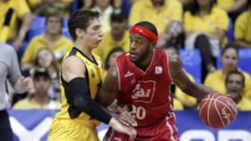 Jason Robinson, con el bal&oacute;n ante Nicolas Richotti.