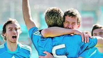<b>CELEBRACIÓN. </b>Los jugadores del Castilla festejan los goles ante el Sangonera.