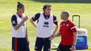 Baena charla con Z&eacute; Castro y Paco en un entrenamiento. Los dos primeros podr&aacute;in ser las novedades del once ante el Granada.