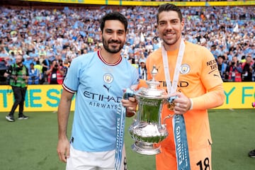 Ilkay Gündogan y Stefan Ortega, jugadores del Manchester City, posan con el trofeo de la FA Cup.