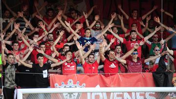 La peña Jóvenes Jabatos arropan a su equipo desde el fondo de animación.