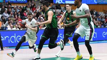 Darío Brizuela penetra durante el partido entre el Joventut y el Unicaja.