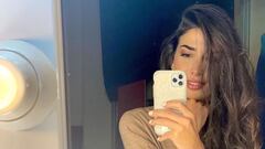 La presentadora de First Dates Lidia Torrent se hace una foto con el tel&eacute;fono en el espejo de su camerino. 