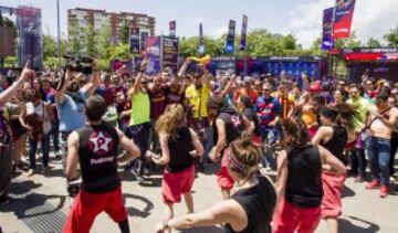 La afición del Barça disfruta de las instalaciones de la fan zone en el antiguo Matadero de Madrid.